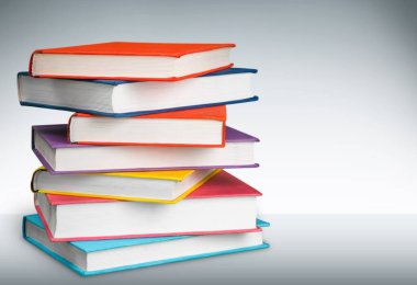 Arka plan üzerinde kitap yığını 
