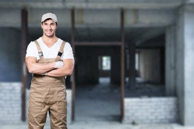 Kask ve alet kemeri olan bir işçi.  