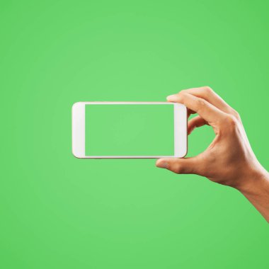 Boş ekranlı akıllı telefonu tut