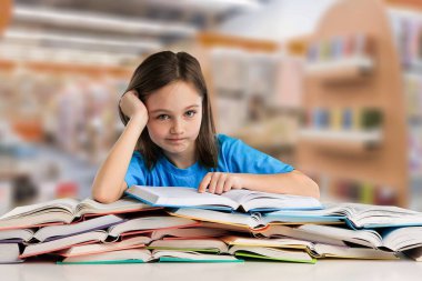 Masasında bir yığın kitap olan küçük bir kızın portresi.