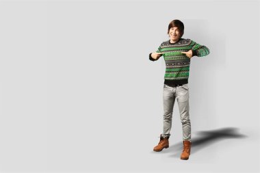 Gündelik giysiler içindeki genç yakışıklı adam. 