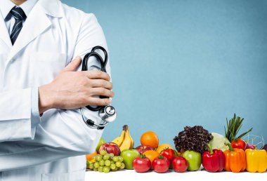 Bir sürü sebzeli erkek doktor, yakın plan.