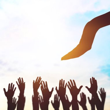 Gökyüzündeki bir grup insanın elleri.