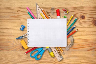 Ahşap arka planda okul malzemeleri