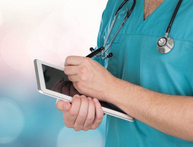 Hastanedeki doktor tabletle çalışıyor.
