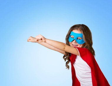 Süper kahraman kostümlü küçük kız.