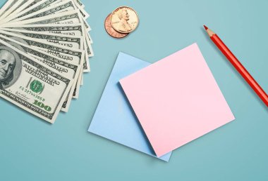 Dolar ve yapışkan notlar