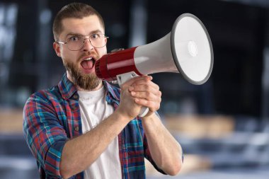 Megafonlu genç adam. 