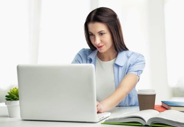 laptop ve kahve ile genç kadın