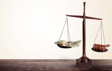 Hukuk terazileri ve para masanın arkasında. Adaletin sembolü.
