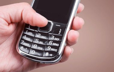 Arka planda eski cep telefonu klavyesi izole edildi 