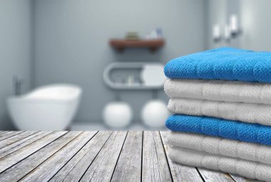 Tahta bir masada havlu yığını