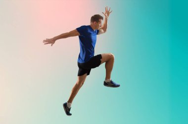 Genç adam çalıştıran spor giyim