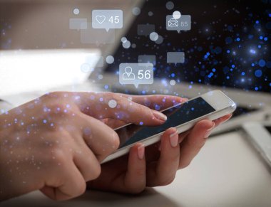 arka plan üstünde smartphone ile eller 