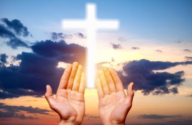 Gün batımı gökyüzü ile haçın silueti