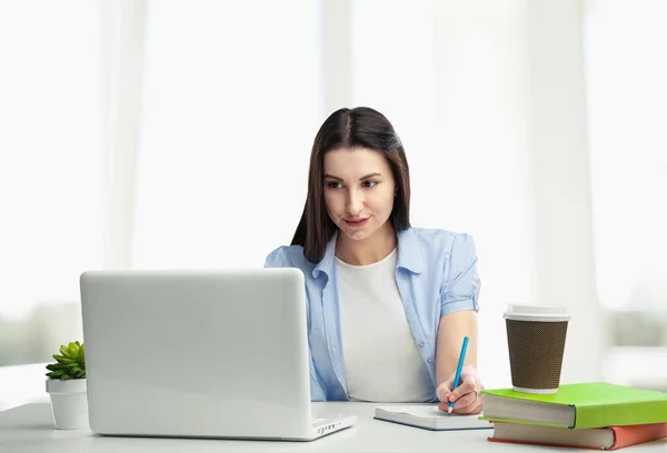 Jonge Vrouw Zitten Aan Het Bureau Met Laptop — Stockfoto