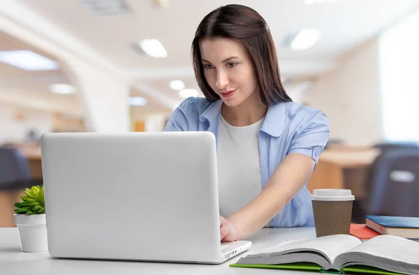 Mujer Joven Con Portátil Café —  Fotos de Stock