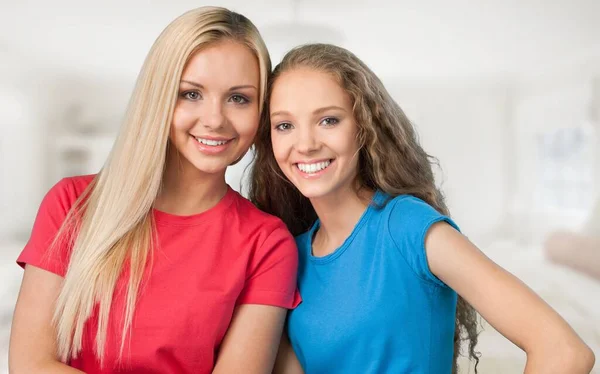 Junge Frauen Lächeln Die Kamera — Stockfoto