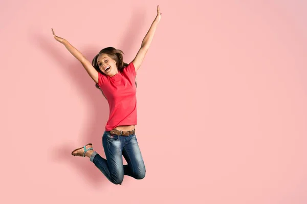 Menina Saltando Contra Fundo — Fotografia de Stock