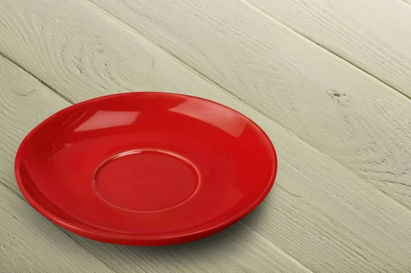 Platillo Rojo Vacío Sobre Fondo Madera — Foto de Stock