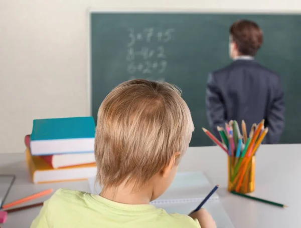 Achteraanzicht Van Een Schooljongen Die Een Schoolbord Schrijft Klas — Stockfoto