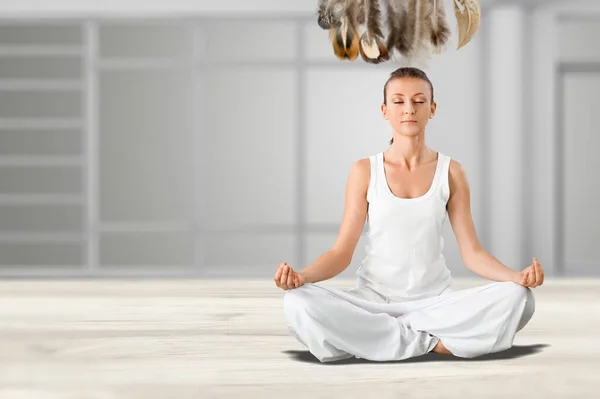 Jeune Femme Pratiquant Yoga Dans Chambre — Photo