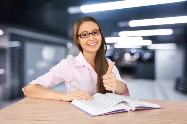 Schöne Junge Frau Liest Ein Buch — Stockfoto