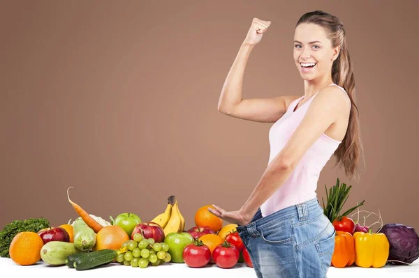 Mujer Delgada Feliz Con Verduras Frutas — Foto de Stock