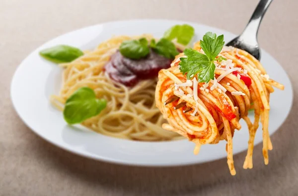 Espaguetis Boloñés Con Albahaca Sobre Plato Blanco —  Fotos de Stock