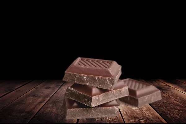 Barra Chocolate Roto Sobre Fondo Madera Oscura — Foto de Stock