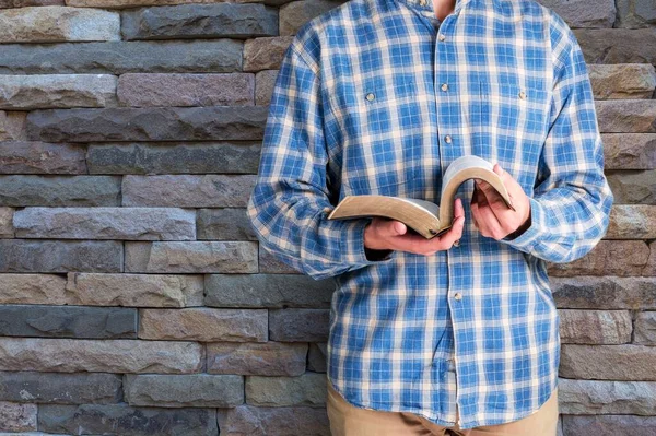 Hombre Leyendo Libro Contra Muro Ladrillo — Foto de Stock