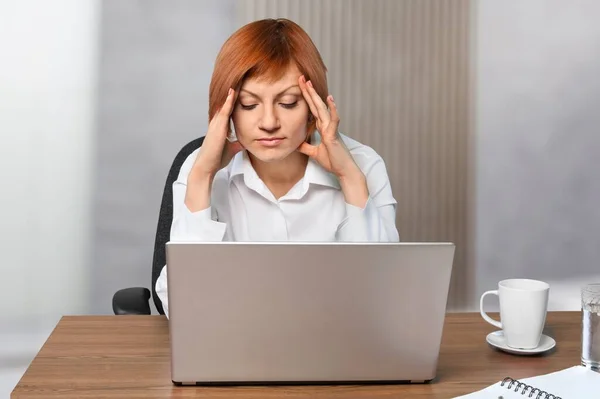 Cansada Empresária Trabalhando Laptop — Fotografia de Stock