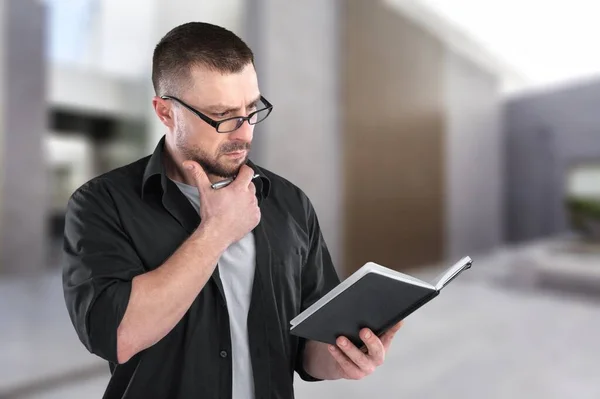 Homme Sérieux Dans Les Lunettes Avec Livre — Photo