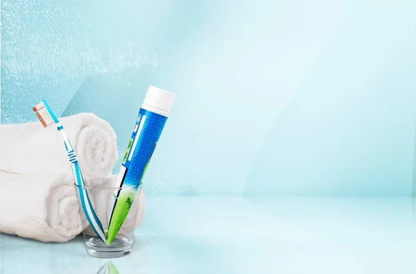 Tandenborstel Tandpasta Handdoeken Blauwe Achtergrond — Stockfoto
