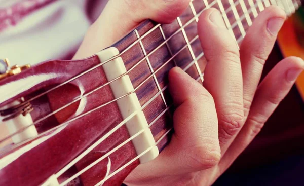 Mann Spielt Akustikgitarre Hintergrund Nahaufnahme — Stockfoto