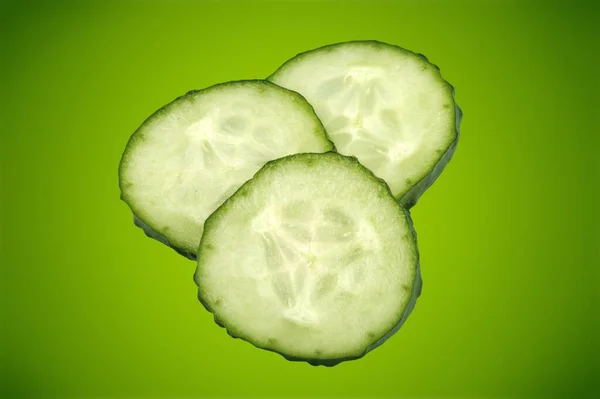 Rodajas Pepino Fresco Sobre Fondo Verde —  Fotos de Stock