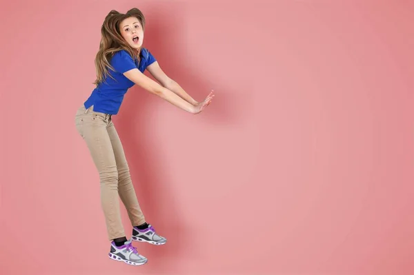 Jonge Vrouw Casual Kleding Poseren Roze Achtergrond — Stockfoto