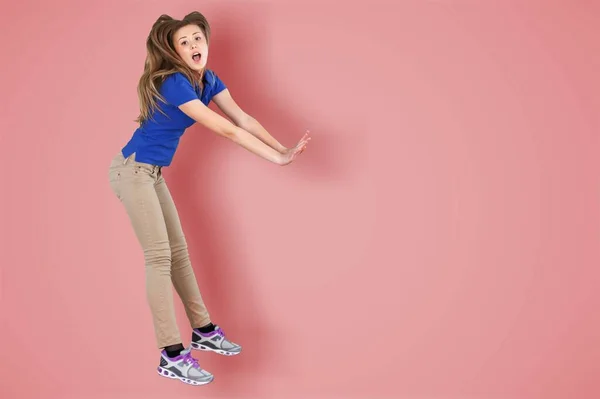 Jovem Mulher Roupas Casuais Posando Fundo Rosa — Fotografia de Stock