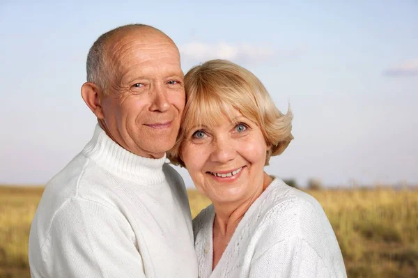 Heureux Couple Aîné Sur Fond — Photo