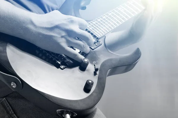 Blisko Człowieka Grającego Gitarze — Zdjęcie stockowe