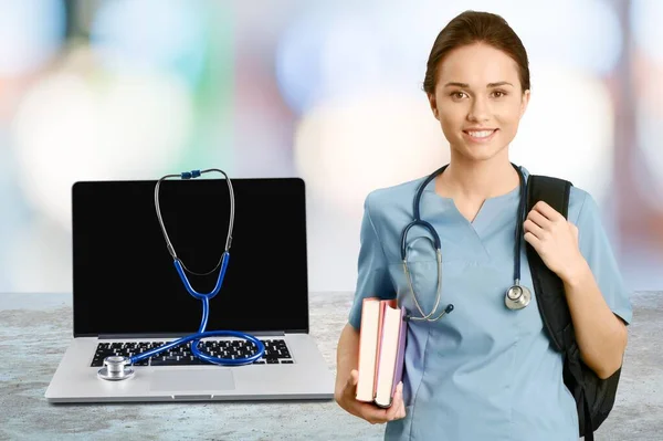 Młoda Kobieta Lekarz Stetoskopem Przed Laptopem — Zdjęcie stockowe