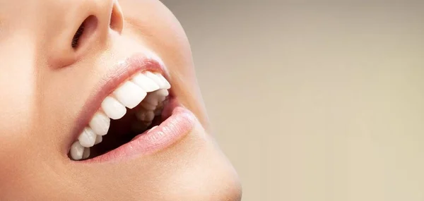 Junge Frau Mit Großen Gesunden Weißen Zähnen — Stockfoto