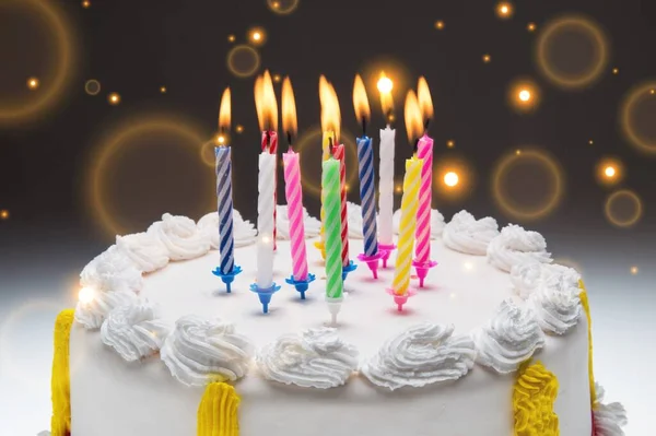 Tort Urodzinowy Świecami Dekoracjami — Zdjęcie stockowe