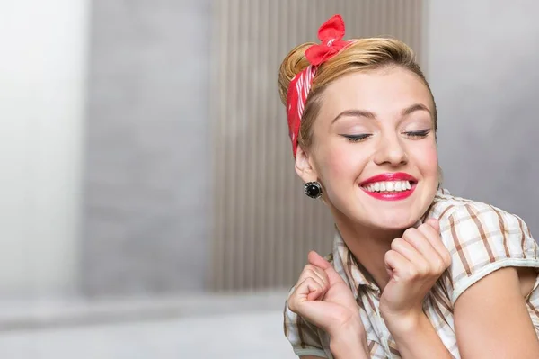 Retrato Una Hermosa Joven Con Labios Rojos —  Fotos de Stock