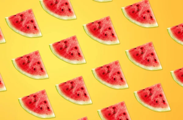 Plakjes Watermeloen Een Gele Achtergrond — Stockfoto