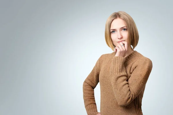 Porträt Einer Jungen Schönen Frau — Stockfoto