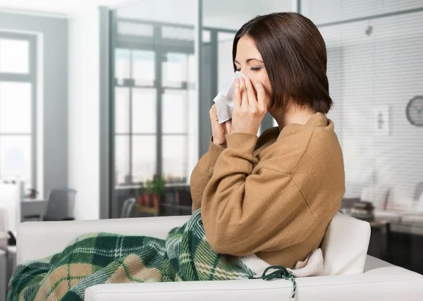 Jeune Femme Avec Grippe Dans Salon — Photo