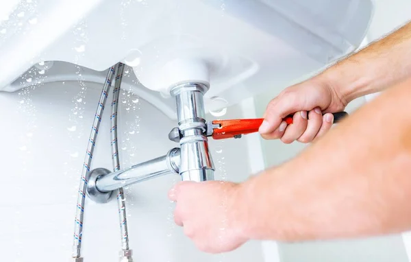 Mains Masculines Réparer Robinet Dans Salle Bain — Photo