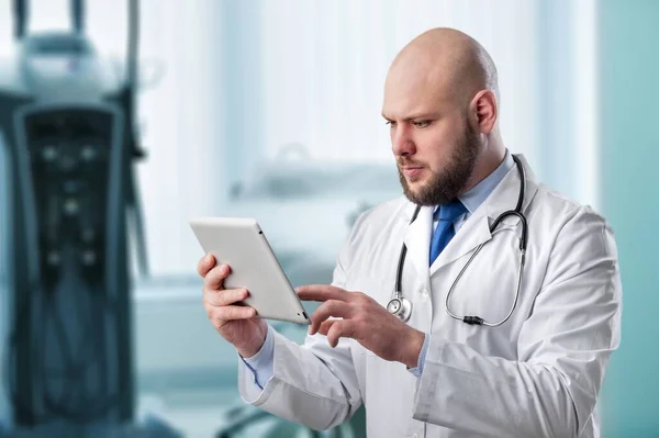 Médico Que Usa Tableta Hospital — Foto de Stock