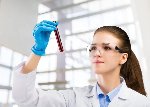 Joven Científica Uniforme Protector Trabajando Laboratorio — Foto de Stock